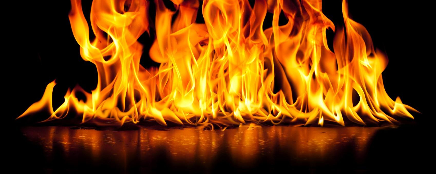 Feuer spiegelt sich im Wasser