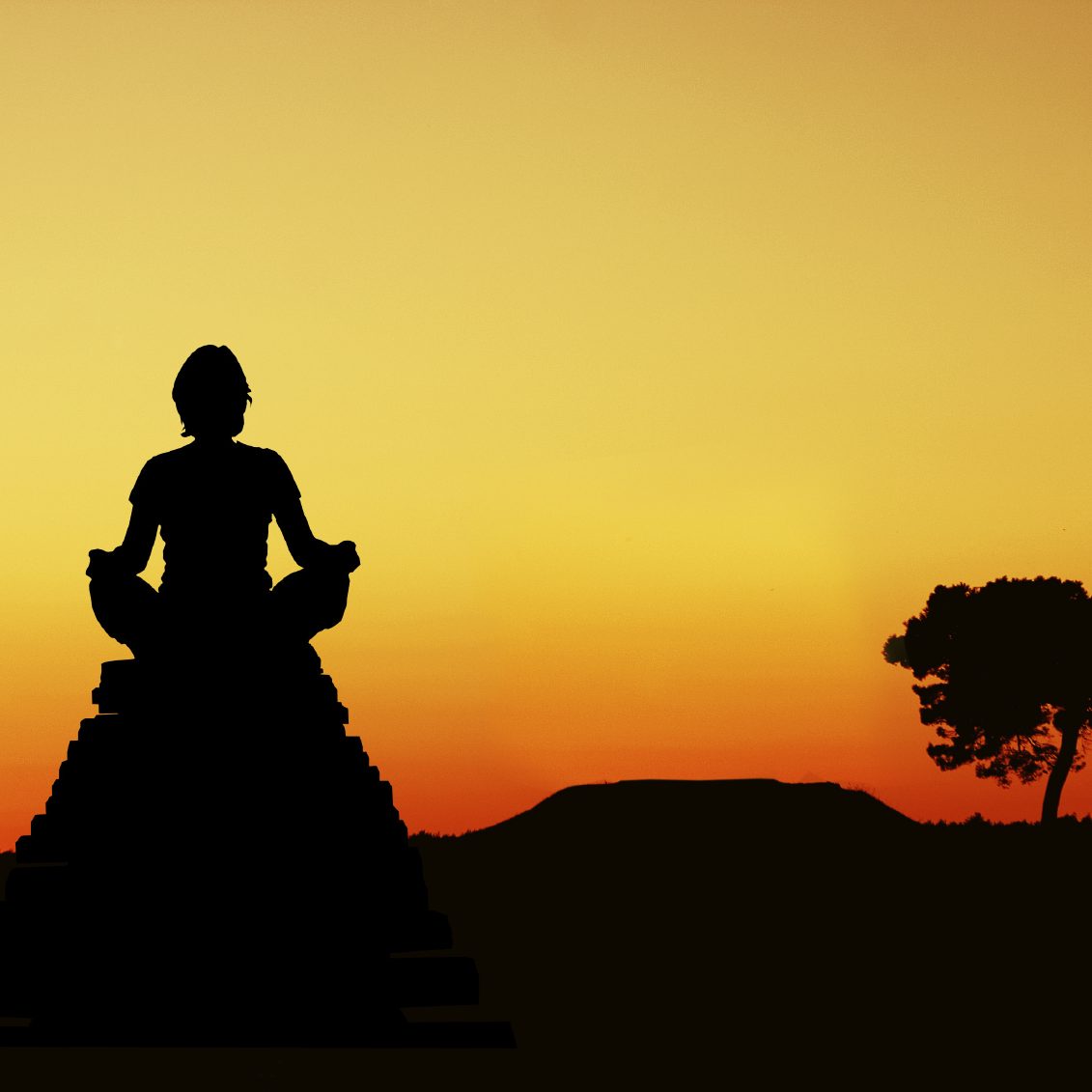 Ein spiritueller Mensch beobachtet Die Welt bei Sonnenuntergang vom Gipfel des Berges.