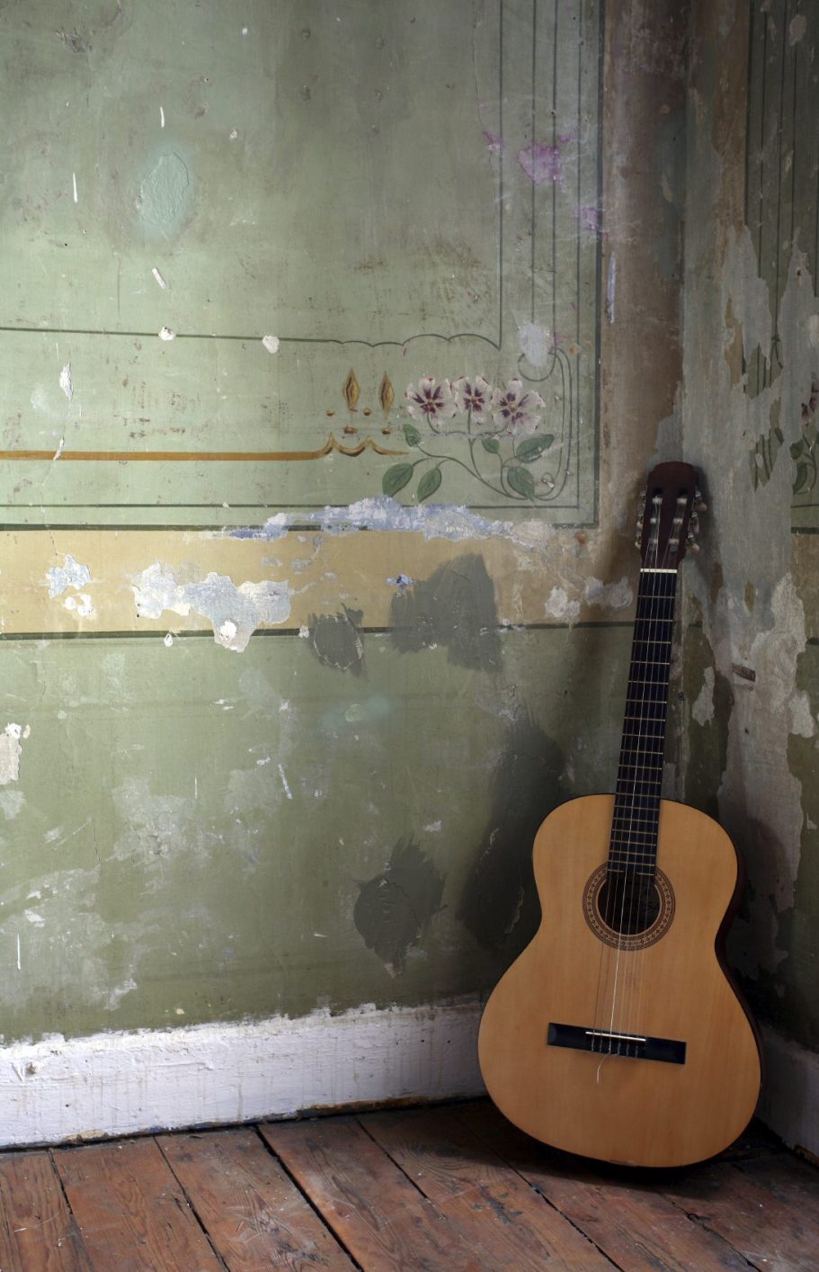 Gitarre in der Ecke von dem umrenovierten Zimmer